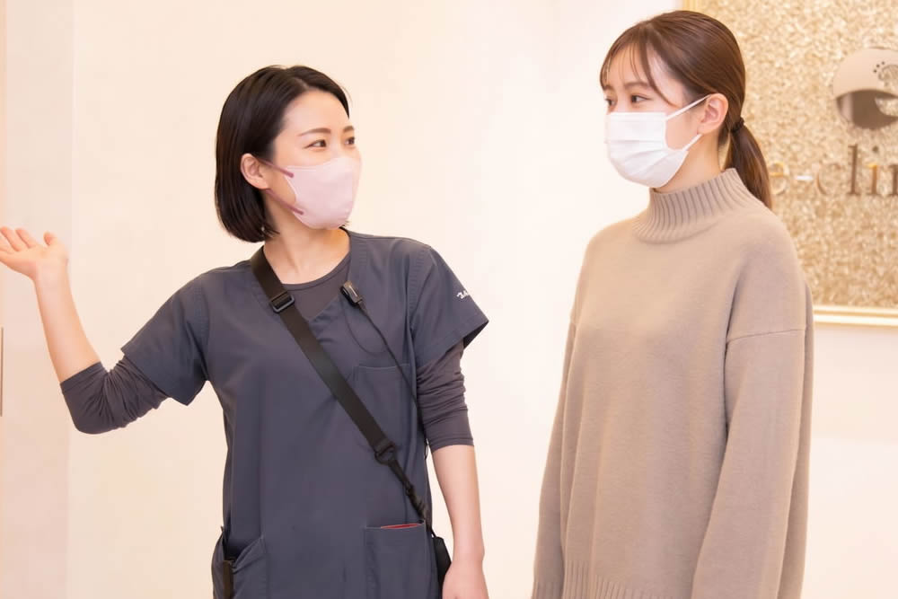 お客様を案内する看護師